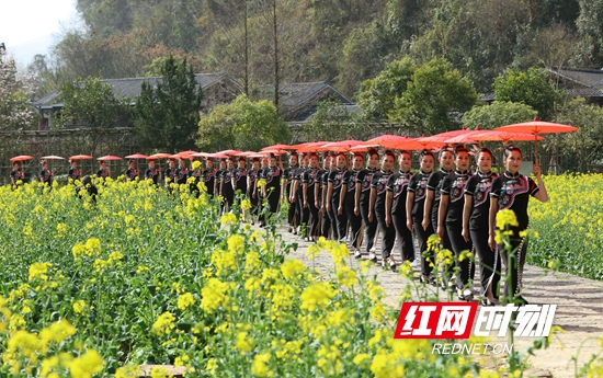 张家界市武陵源区：旗袍秀 迎“三八”（组图）