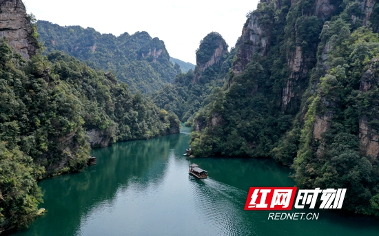 张家市武陵源区：碧水漾舟享春光（组图）
