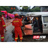 两车相撞2人被困 永定消防紧急救援