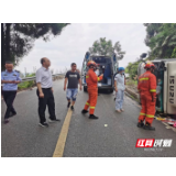 永定区茅岩河镇：货车发生侧翻 多方紧急救援