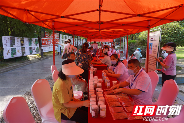 张家界市中医医院开展义诊活动 宣传《中医药法》