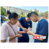 张家界慈利：女子戒指卡手“无法自拔” 消防员助其解困