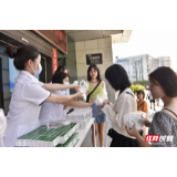 吉首大学张家界学院附属医院开展“欢庆医师节 助力旅发会 夏日送清凉“活动
