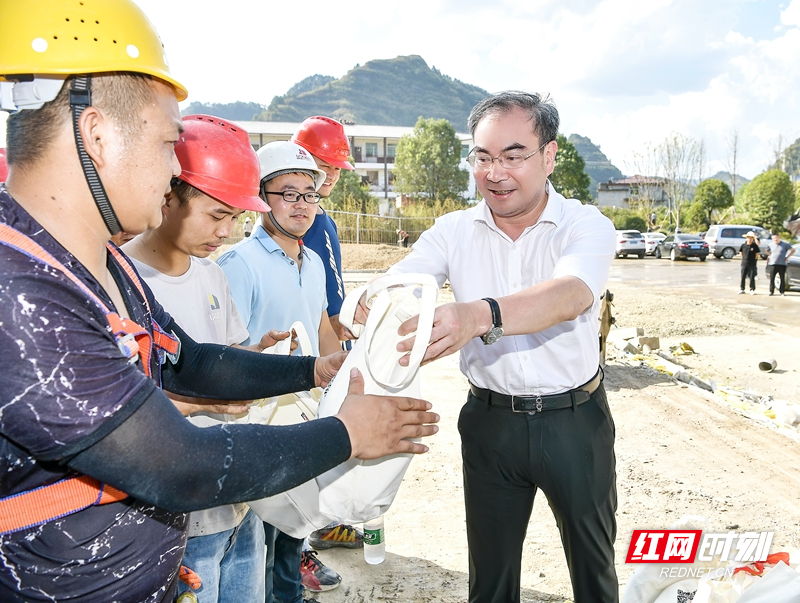 刘革安调研重点项目建设及城乡风貌改造并慰问高温作业一线人员