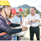 刘革安调研重点项目建设及城乡风貌改造并慰问高温作业一线人员