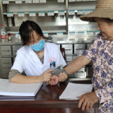 关爱老人我们在行动！——永定区桥头乡开展老人免费体检暨养老防诈宣传活动