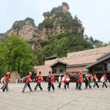 张家界市掀起“科普研学旅行”热 让孩子们“满载而归”