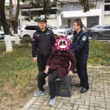 小事不小，以爱为“炬”，警民合力救助摔倒老人
