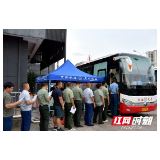 张家界：军人退伍不褪色 高温下撸袖捐热血