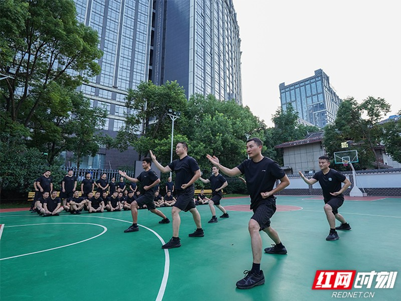 夏夜练兵忙，张家界边检站训练场上火力十足！