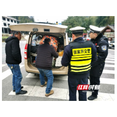 张家界市交警支队直属二大队全面开启护航春运“平安路”