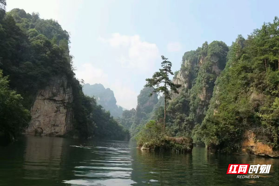 张家界：冬游宝峰湖 山水如画卷