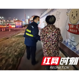 张家界：七旬老人外出迷路 高速收费员暖心相助