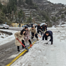 永定区合作桥乡：迅速行动 不畏严寒铲雪除冰保出行