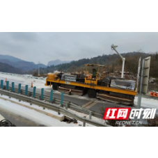 昼夜不停歇，张家界高速持续开展除雪作业