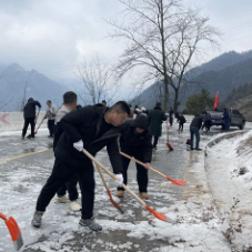 永定区四都坪乡：扫雪除冰 冬日暖心