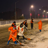 张家界市环卫处日夜不间断铲雪 保市民安全出行