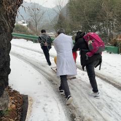 湖南张家界：山路冰封 “雪橇+救护车”联起七小时生命救援“大接力”