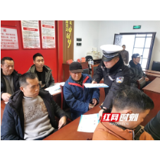 武陵源：交通安全宣传进农村 让群众把“平安”带回家