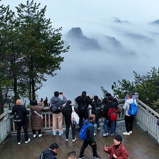 张家界：雨后初晴武陵源 云雾飘飞天子山