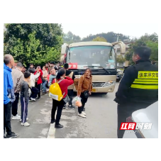 永定区：农村客运车超员12人上路行驶 交警火眼金睛查处排隐患