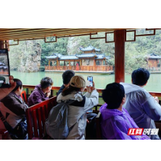 清明时节，千名游客张家界宝峰湖景区游玩 （图）