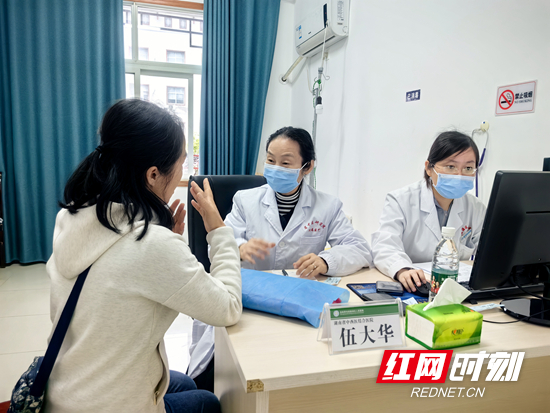 湖南省中西医结合医院专家团为武陵源居民义诊