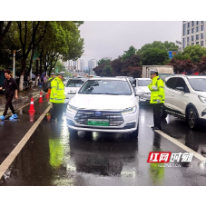 张家界交警一大队：民辅警化身“浇警” 雨中守护假期畅安