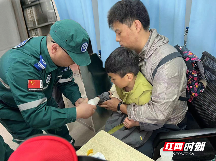 湖南张家界：6岁男童不慎受伤 旅游医生全程救治脱险