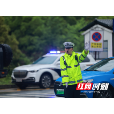 【“五一”游张家界】张家界市交警支队直属二大队：雨中坚守保畅通（组图）