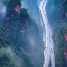 烟雨中的武陵山大道