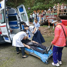 张家界：游客景区患病晕倒 众人合力救治脱险