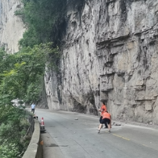 慈利县公路建设养护中心快速清除长潭河公路高崖落石风险 保障省道安全畅通