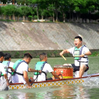 湖南张家界：龙舟航行澧水河上（图）