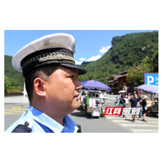 张家界市交警支队直属二大队：炎炎盛夏日 交警“汗”卫道路畅安