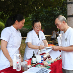 湖南张家界：“晚间流动门诊”进小区 看病就医“零距离”