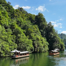 张家界：清凉宝峰湖迎来避暑游热
