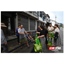 永定区为16个集镇集中供水水厂职工“送清凉”