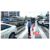 张家界市交警支队直属二大队为旅游旺季出行创造无忧环境