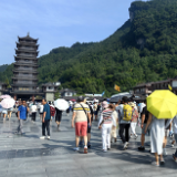 武陵源有序应对暑期旅游高峰 多项便利服务情暖中外客