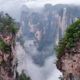 张家界武陵源：奇峰林立 云雾缭绕