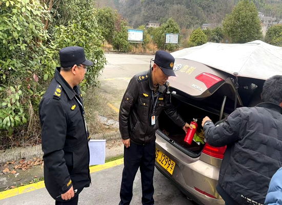 张家界市武陵源区：绷紧“安全”弦  严把安全驾驶“第一关”