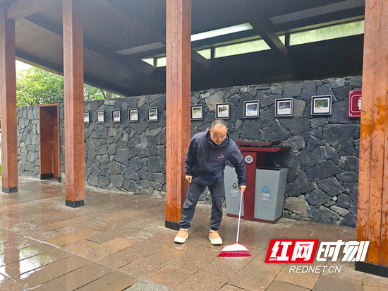 张家界国家森林公园门票站开展“景区全员清洁日”净美景区行动