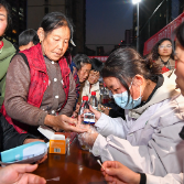 张家界：“党建联建・晚间流动门诊”进小区 医疗服务暖人心