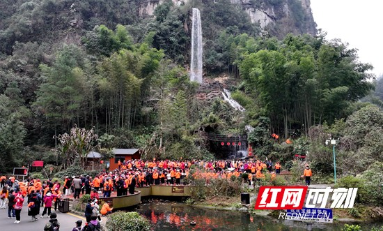 张家界宝峰湖景区迎来千人旅游大团