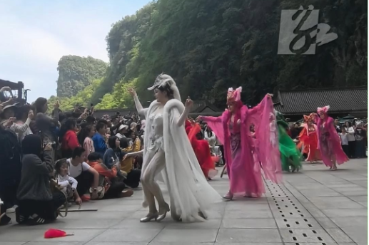 张家界宠游客｜沉浸式体验！天门狐仙演员巡游天门山 用表演感动八方游客