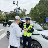 张家界宠游客｜游客钱物遗失 武陵源交警暖心送至