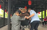 唱游桑植 | 工作人员暖心帮助行动不便游客打动网友