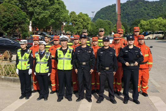 张家界宠游客｜武陵源五一旅游迎火热 交警全员上岗护平安