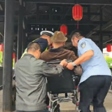 唱游桑植 | 工作人员暖心帮助行动不便游客打动网友